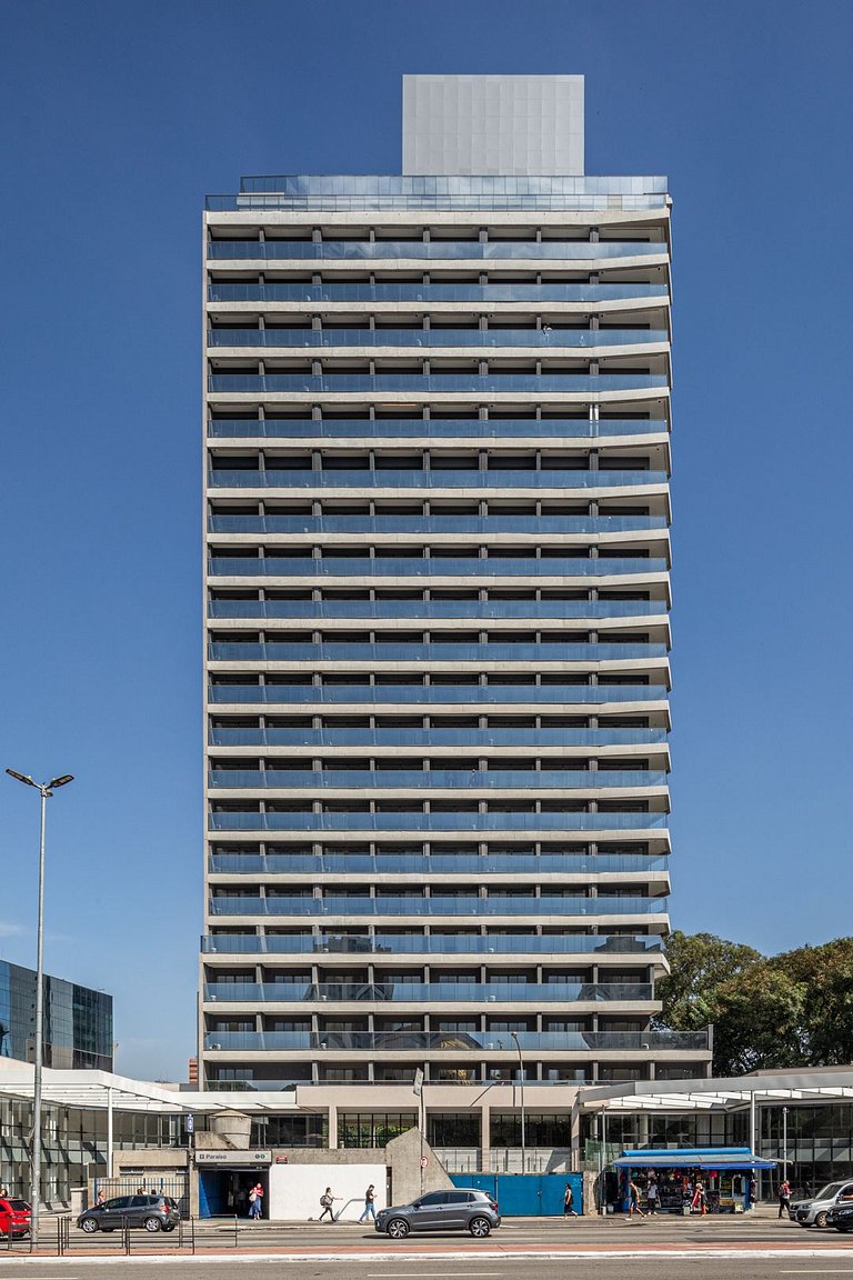 Studio com Ar – 2min do Metrô Paraíso / Rooftop e Piscina